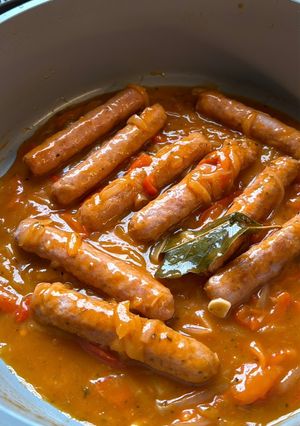 Una foto de Longanizas / salchichas frescas en tomate
