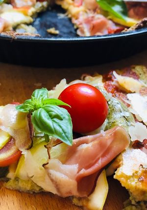 O poză a rețetei Pizza fără gluten cu blat din broccoli și conopidă.