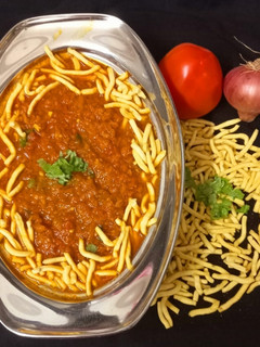 સેવ ટામેટા નું શાક (Sev Tameta Shak Recipe In Gujarati) રેસીપી મુખ્ય ફોટો