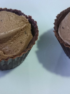 Una foto de Helado de chocolate con vasitos de chocolate
