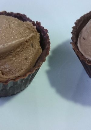 Una foto de Helado de chocolate con vasitos de chocolate