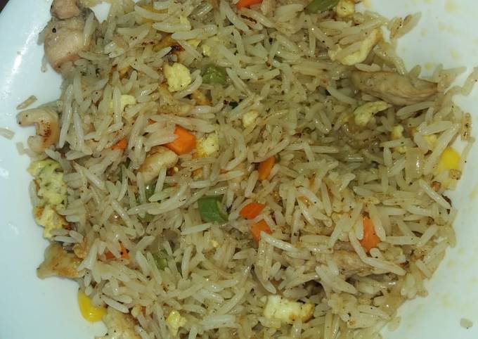 Mix vegetable and chicken fried rice