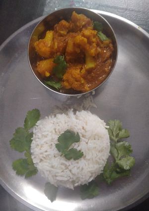 उबला चावल और रस भरी आलू गोभी (ubla chawal aur ras bhari aloo gobhi recipe in Hindi) रेसिपी मुख्य फोटो