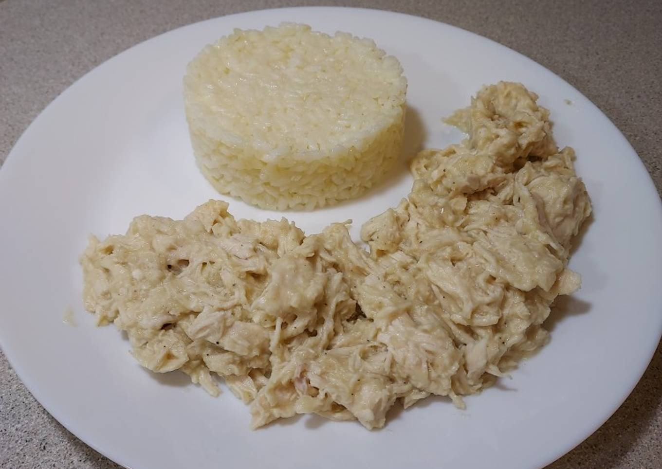 Pollo deshilachado en salsa de cebolla
