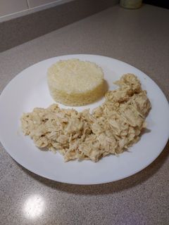 Una foto de Pollo deshilachado en salsa de cebolla