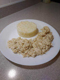 Una foto de Pollo deshilachado en salsa de cebolla