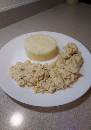 Una foto de Pollo deshilachado en salsa de cebolla