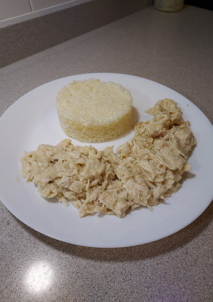 Una foto de Pollo deshilachado en salsa de cebolla