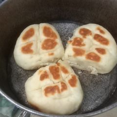 A picture of Buns and slices.