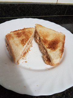 Una foto de Sándwich de atún con cebolla frita