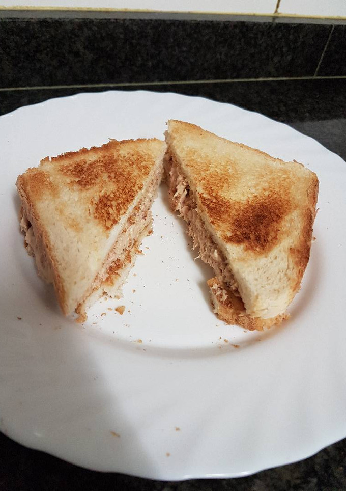 Una foto de Sándwich de atún con cebolla frita
