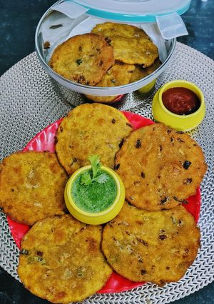प्याज वाली मसाला टिकरी रेसिपी मुख्य फोटो