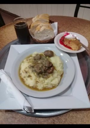 Una foto de Riñoncitos al vino blanco C/puré