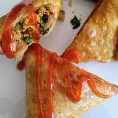 A picture of Delicious simple chicken samosa.