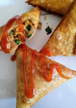 A picture of Delicious simple chicken samosa.