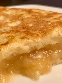 Una foto de Tortilla de patatas con cebolla y ajo confitado 😋