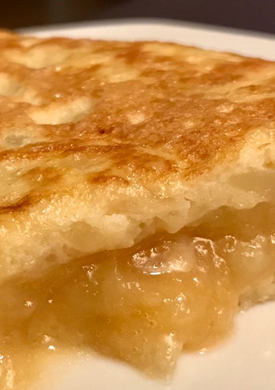 Una foto de Tortilla de patatas con cebolla y ajo confitado 😋