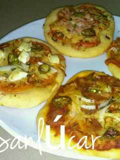 Una foto de Mini pizzas caseras de masa esponjosa