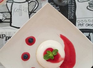 Gambar Panna Cotta dengan Sos Raspberry