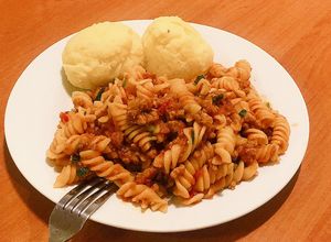 Hình của món Nui xào bò sốt cà chua và mashed potato.