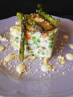 Una foto de Ensaladilla con piña, espárragos y mahonesa de hierbabuena