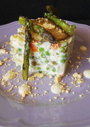 Una foto de Ensaladilla con piña, espárragos y mahonesa de hierbabuena