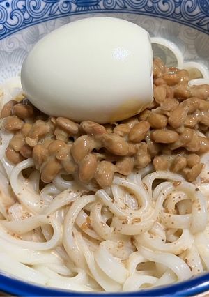 3倍滑溜、胡麻納豆涼拌烏冬 的食譜成品照片