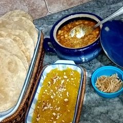 Lahori halwa porri with aalo aur chana bhaaji A picture of Lahori halwa porri with aalo aur chana bhaaji.