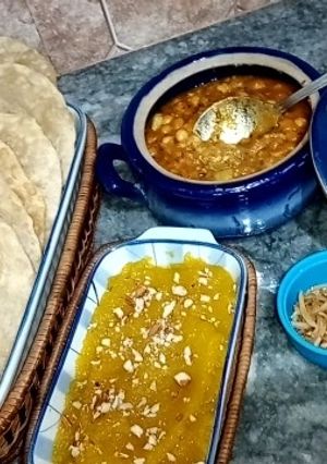 A picture of Lahori halwa porri with aalo aur chana bhaaji.