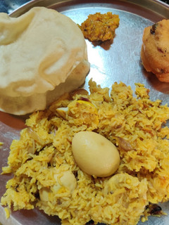 முட்டை ஆனியன் பிரியாணி (muttai onion biriyani recipe in tamil) செய்முறை முக்கிய புகைப்படம்