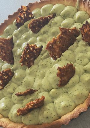 Une photo de Tarte crémeux citron basilic et sa tuile citron noisette caramélisé