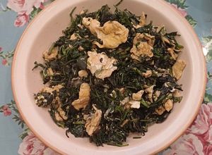 Hình của món Lá ngải cứu, lá mơ xào trứng.