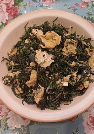Hình của món Lá ngải cứu, lá mơ xào trứng.