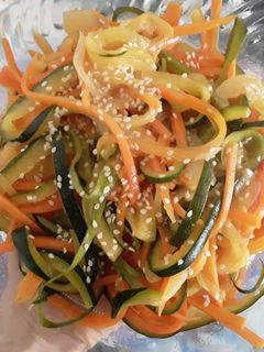 Una foto de "Espaguetti" de calabacín y zanahoria...🍝🍝🍜🥕🥒🌰🍜🍝🍝