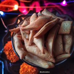 A picture of Namak Pare.