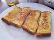 Una foto de palitos horneado