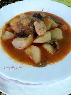 Una foto de Patatas estofadas con ajos macerados, pimentón y hojas de salvia