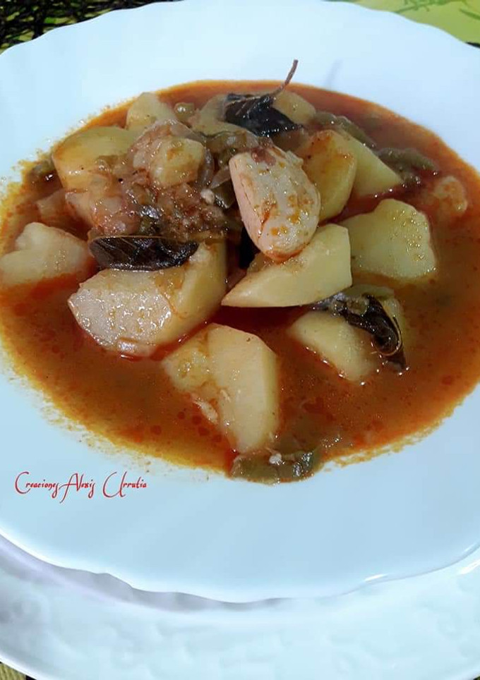 Una foto de Patatas estofadas con ajos macerados, pimentón y hojas de salvia