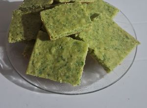 Una foto de Faina verde de perejil y ajo