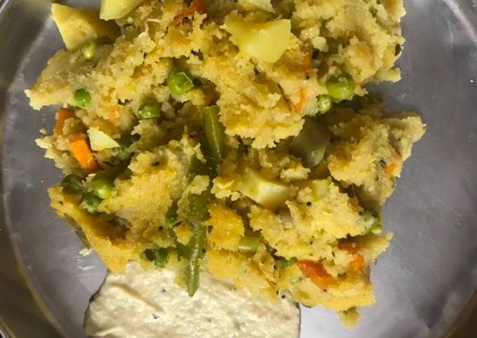 Vegetable rava kichadi with coconut chutney