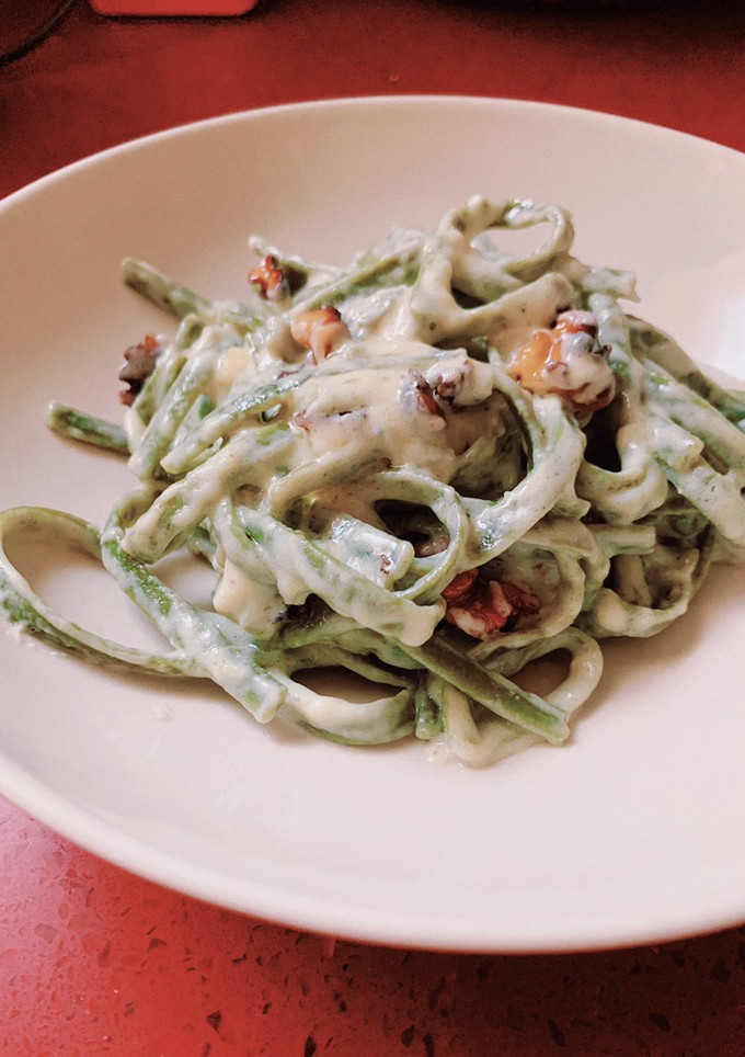 Una foto de Tagliatelle con crema de queso Gorgonzola y nueces