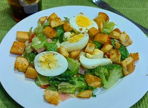 Una foto de Charlie's Salad
