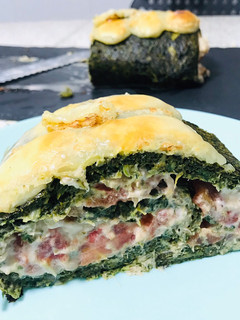 Una foto de Pionono de espinacas con relleno de atún, queso y tomate