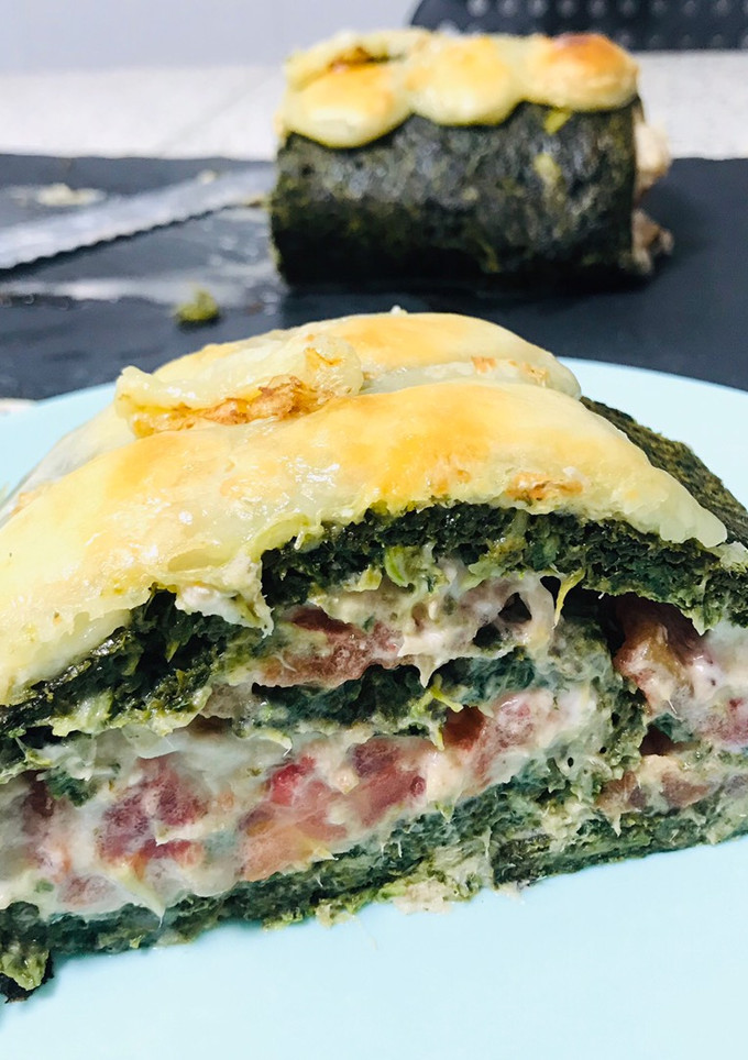 Una foto de Pionono de espinacas con relleno de atún, queso y tomate