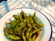Una foto de edamame en airfryer