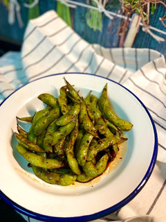 Una foto de Edamame picante con soja en airfryer