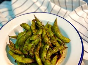 Una foto de Edamame picante con soja en airfryer