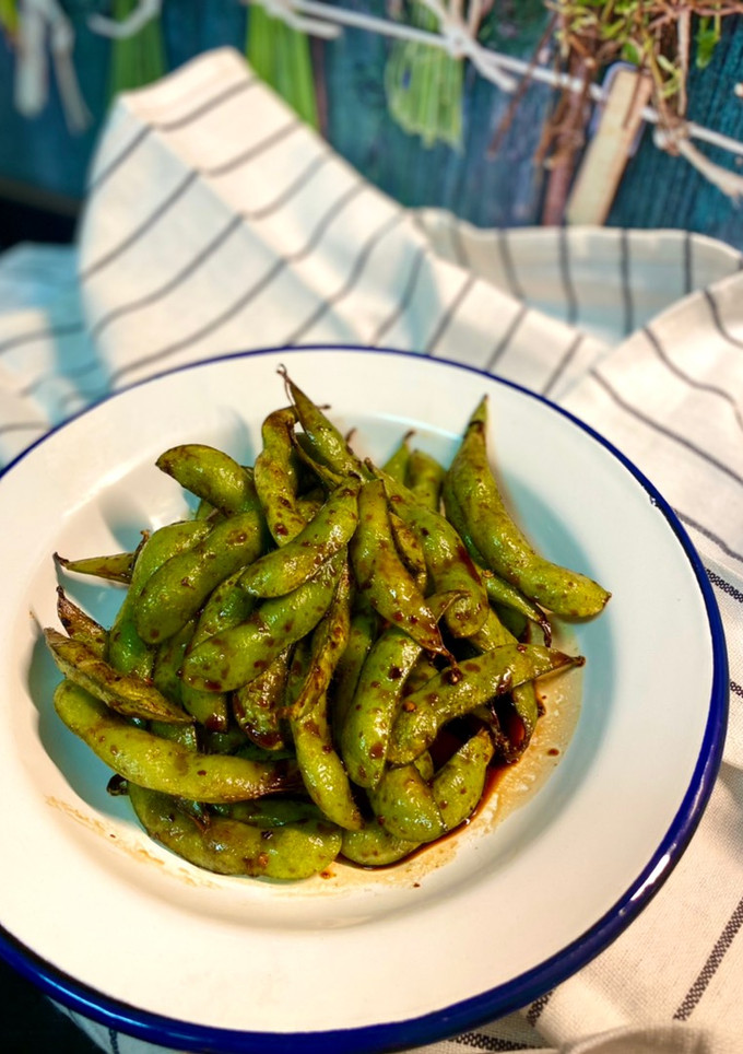 Una foto de Edamame picante con soja en airfryer