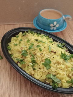 કાંદા પૌવા (Kanda Poha Recipe In Gujarati) રેસીપી મુખ્ય ફોટો