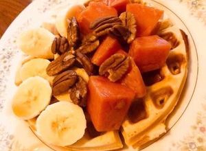 Una foto de Waffles con fruta